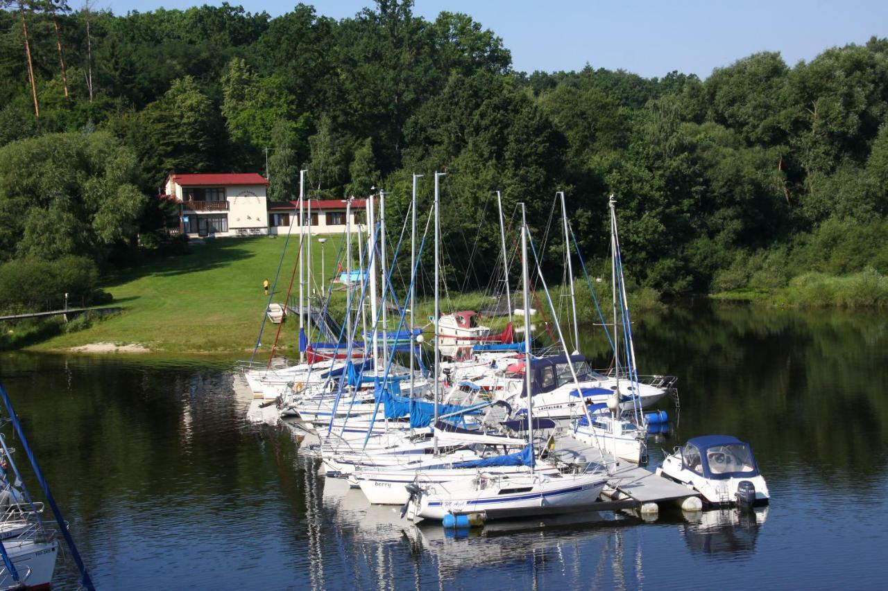 Yacht Club Barrandov Hotell Kožlí u Orlíka Exteriör bild