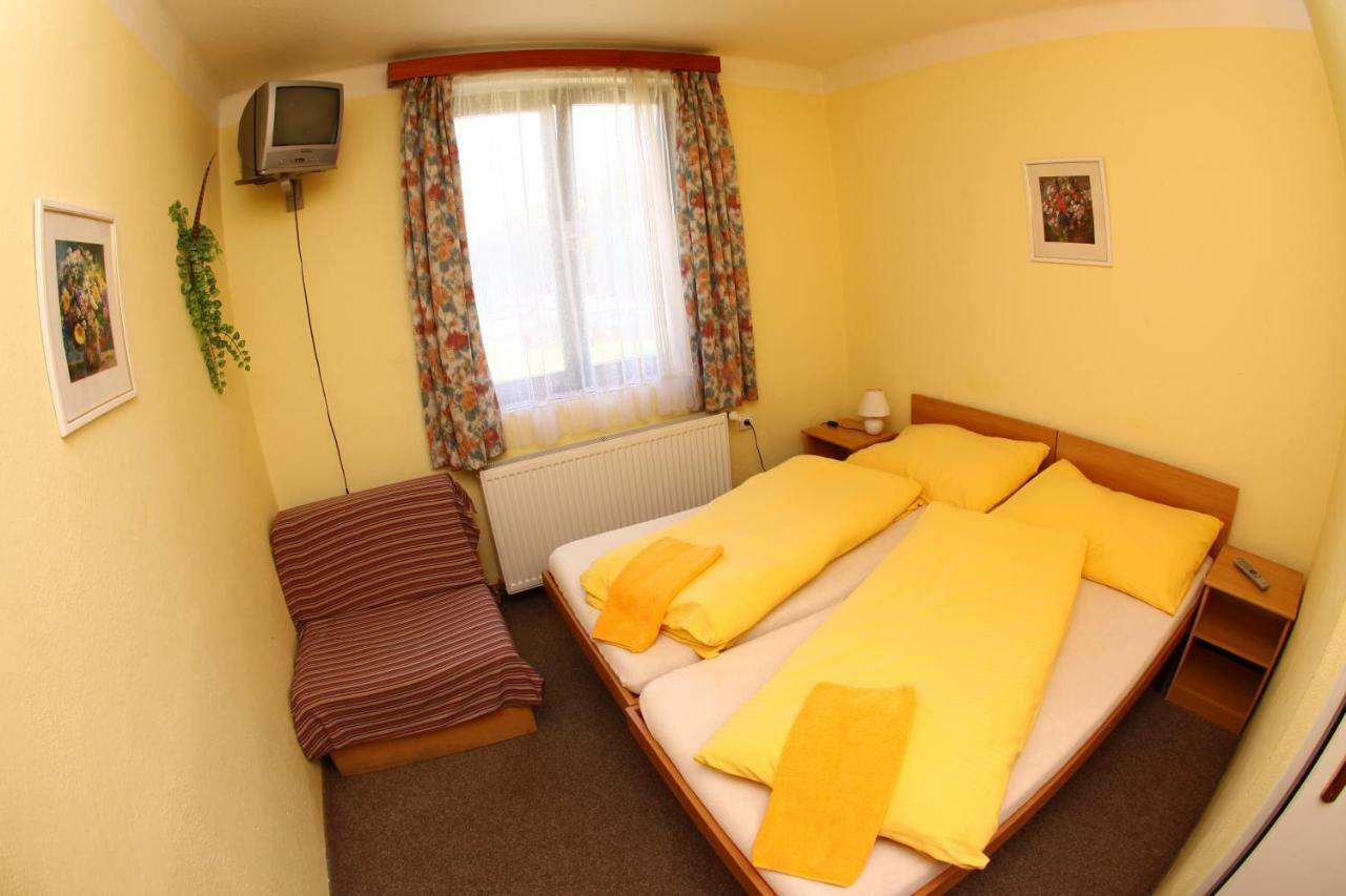 Yacht Club Barrandov Hotell Kožlí u Orlíka Exteriör bild